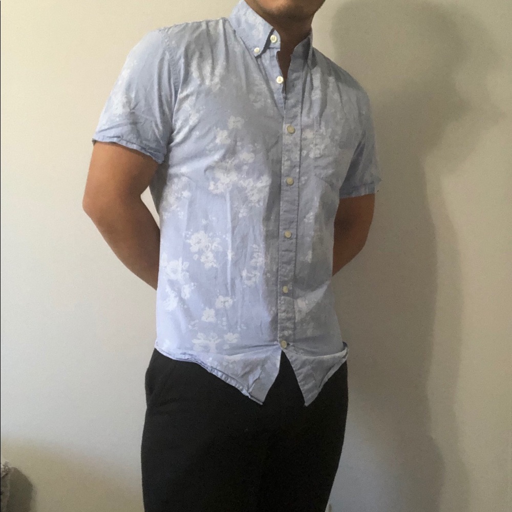 Gap Light Blue Minimal Floral Button Up shirt